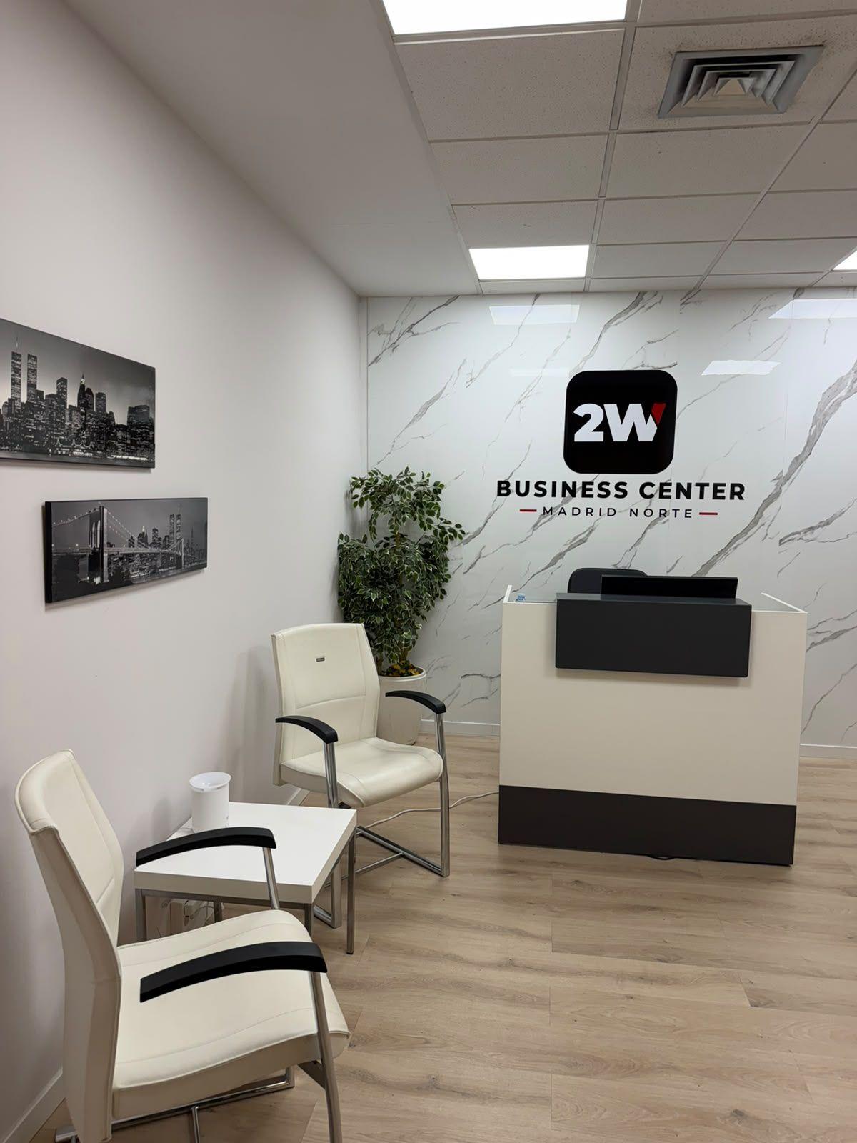 Recepción de 2W Business Center con mostrador y zona de espera