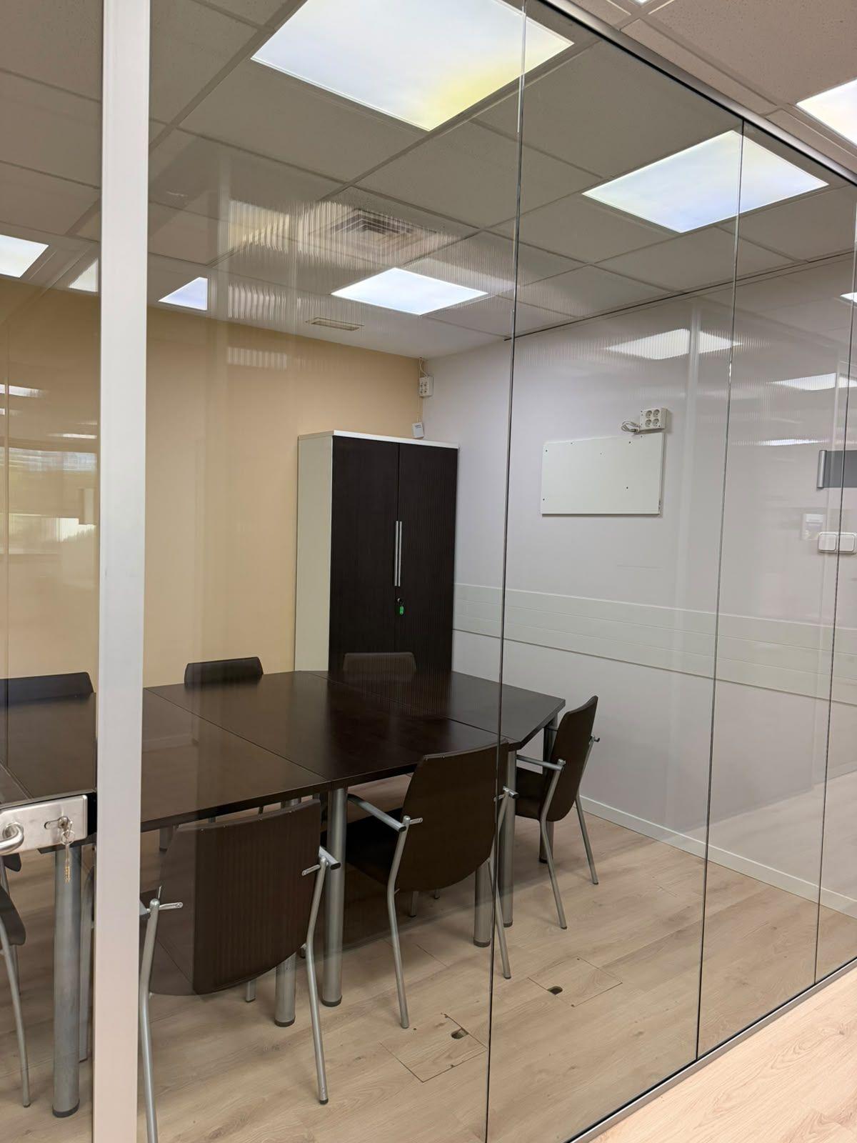 Sala de reuniones con mesa para seis personas